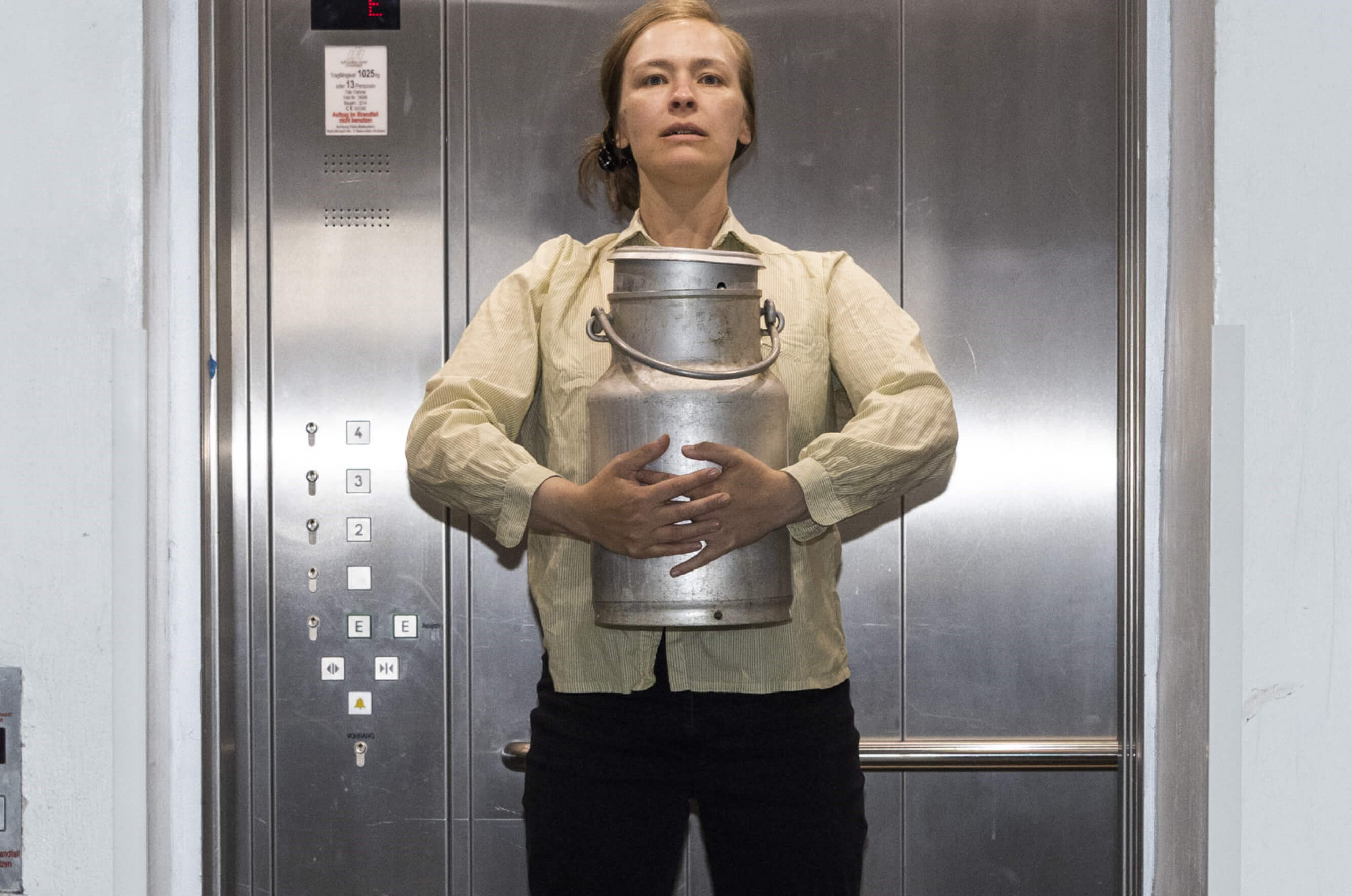 Site-specific Performance im Fahrstuhl